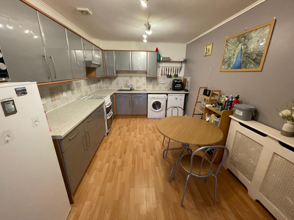 Lot: 164 - GROUND FLOOR FLAT WITH OWN ENTRANCE PLUS PARKING SPACE AT FRONT OF THE BUILDING - Kitchen-dining room